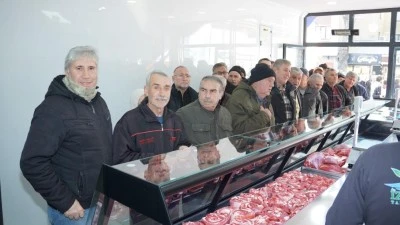 İznik Belediyesi'nin et satış noktası a&ccedil;ıldı: İşte fiyatlar! 