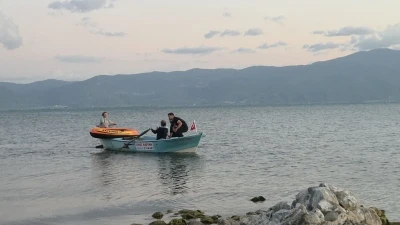 İznik G&ouml;l&uuml;'nde botta mahsur kalan turist kurtarıldı