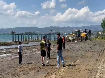 İznik G&ouml;l&uuml;&rsquo;nde iskelenin karada kaldığı alan, &ccedil;ocuklara futbol sahası oldu