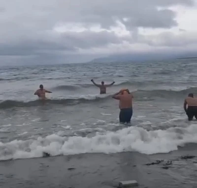 İznik G&ouml;l&uuml;'nde soğuğa inat b&ouml;yle y&uuml;zd&uuml;ler