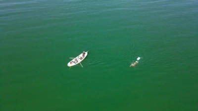 İznik G&ouml;l&uuml;'ndeki kuraklığa dikkat &ccedil;ekmek i&ccedil;in g&ouml;l&uuml; baştan başa y&uuml;zd&uuml;