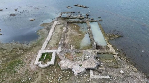 İznik G&ouml;l&uuml;'ndeki kuraklık 2 bin yıllık bazilikayı tamamen g&ouml;r&uuml;n&uuml;r hale getirdi