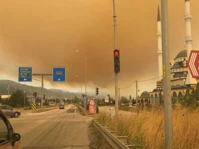 İznik - Karam&uuml;rsel arasındaki yangın b&uuml;y&uuml;yor