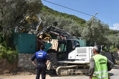 İznik'te ka&ccedil;ak yapılar tek tek yıkılıyor!