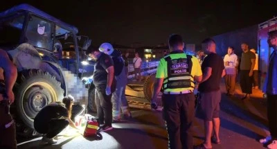 İznik&rsquo;te tır, trakt&ouml;re &ccedil;arptı, 1 kişi yaşamını yitirdi