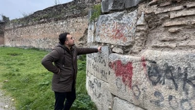 İznik'te vandallık!  2 bin yıllık surlara sprey boya yazı yazdılar