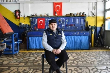 İznik&rsquo;te yarım asırdır trakt&ouml;rlere hayat veriyor
