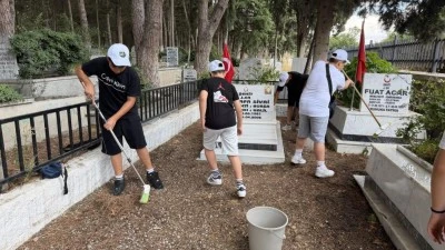 İznikli &ccedil;ocuklar şehitlikte &ccedil;evre temizliği yaptı
