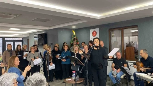 İzzet Şadi Sayarel Huzurevi sakinlerine m&uuml;zik ziyafeti
