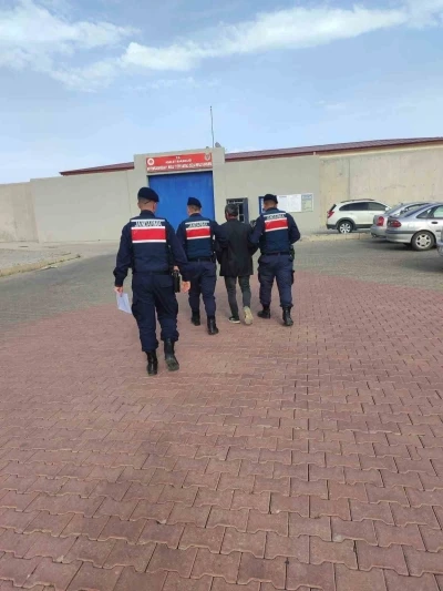 Jandarma aranan şahsı yakaladı
