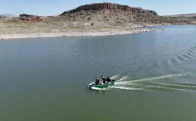 Jandarma barajda 500 metre ka&ccedil;ak ağ buldu
