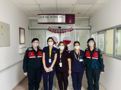 Jandarma ekipleri l&ouml;semili &ccedil;ocuklar ve ailelerine moral oldu
