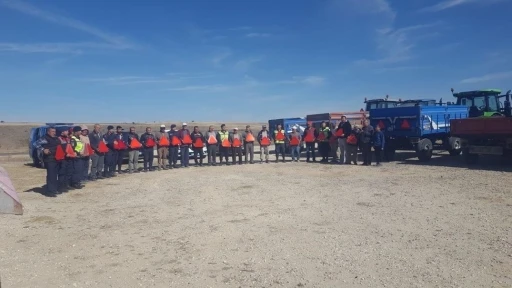 Jandarma ekipleri trakt&ouml;r ve tarım aracı kullanan s&uuml;r&uuml;c&uuml;lere reflekt&ouml;r dağıttı
