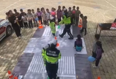 Jandarma ekiplerinden minik &ouml;ğrencilere trafik eğitimi
