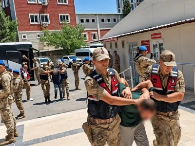 Jandarma kıyafetiyle 13 kilogram altın gasbeden 9 ş&uuml;pheli adliyede