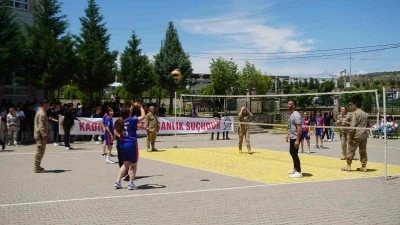 Jandarma personeli Uluslararası Aile G&uuml;n&uuml;&rsquo;nde &ouml;ğrencilere bilgilendirmede bulundu
