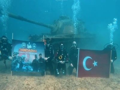 Jandarma, Saros'ta batık tanka dalış yaparak kuruluş yıl d&ouml;n&uuml;m&uuml;n&uuml; kutladı