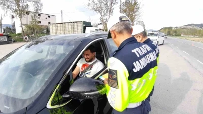 Jandarma s&uuml;r&uuml;c&uuml;lere g&uuml;venli yolculuğu anlattı
