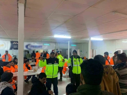 Jandarma trafik ekipleri kamyon s&uuml;r&uuml;c&uuml;lerini bilgilendirdi
