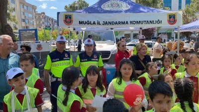 Jandarma trafik standına b&uuml;y&uuml;k ilgi
