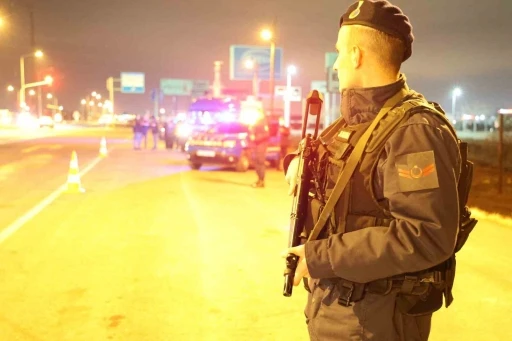 Jandarma, uzun namlulu silahlarla yol kontrol&uuml;nde
