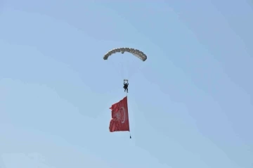 Jandarma ve TSK&rsquo;dan nefes kesen paraş&uuml;t g&ouml;sterisi
