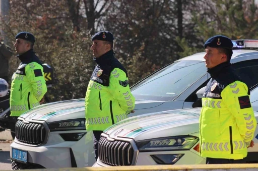 Jandarmadan habersiz otoyolda kuş u&ccedil;muyor