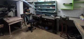 Jandarmadan ka&ccedil;ak silah at&ouml;lyesine baskın: 2 g&ouml;zaltı
