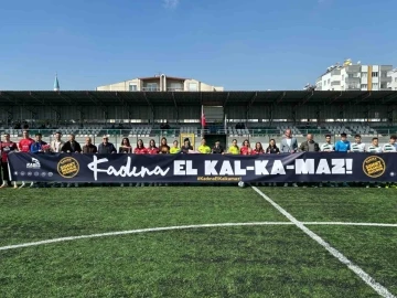 Jandarmadan ma&ccedil; &ouml;ncesi &ldquo;Kadına El Kalkamaz&rdquo; pankartı
