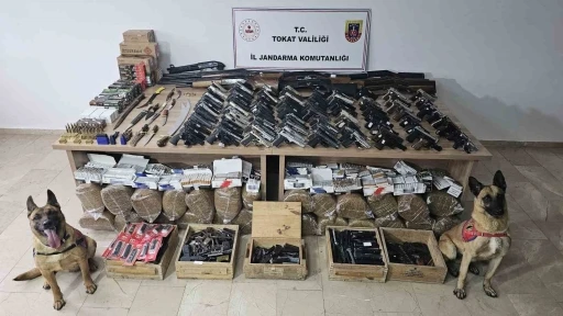 Jandarmadan silah ve t&uuml;t&uuml;n ka&ccedil;ak&ccedil;ılarına darbe
