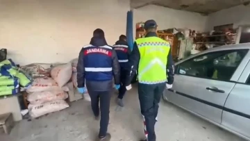 Jandarmadan yılbaşı &ouml;ncesi ka&ccedil;ak i&ccedil;ki operasyonu