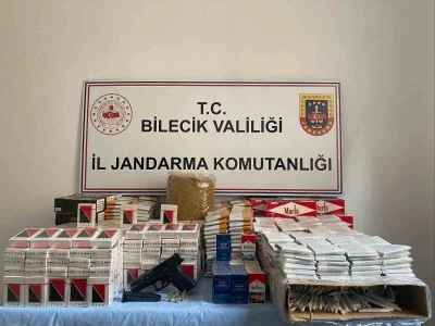Jandarmanın baskın yaptığı evde ka&ccedil;ak t&uuml;t&uuml;n ve ruhsatsız silah ele ge&ccedil;irildi