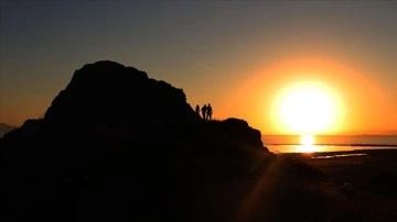 Japon turistler Doğu Anadolu'nun tarihi yapılarını ve doğal g&uuml;zelliklerini gezdi