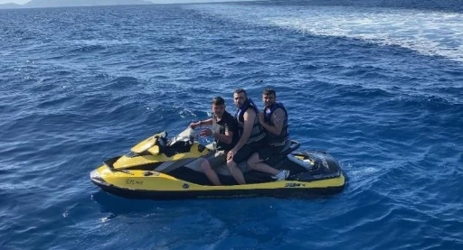 Jet ski ile Yunan adalarına ge&ccedil;emeden yakalandılar