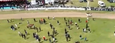 Jokeyi &uuml;zerinden attı, yarışa devam etti
