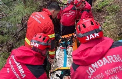Kabak Koyu&rsquo;nda kayalıklardan d&uuml;şen gen&ccedil; kurtarıldı