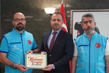Kabil B&uuml;y&uuml;kel&ccedil;iliği Maslahatg&uuml;zarı ve Misyon Şefi &Uuml;nal, kurbanını TDV&rsquo;ye bağışladı
