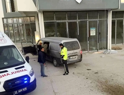 Ka&ccedil;ak g&ouml;&ccedil;menleri taşıyan minib&uuml;s iş yerinin duvarına &ccedil;arptı: 5 yaralı