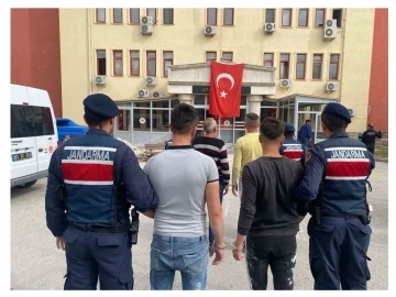 Ka&ccedil;ak kazı yapan 3 kişiyi jandarma su&ccedil;&uuml;st&uuml; yaptı
