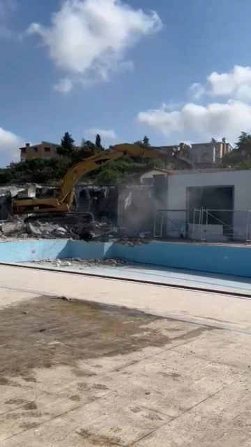 Ka&ccedil;ak yapı yıkımına giden İBB ekiplerine ve polise saldırı: 3 yaralı
