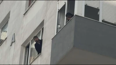 Kadık&ouml;y'de 8 katlı binada yangın; mahsur kalanları itfaiye ekipleri kurtardı