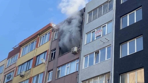Kadık&ouml;y&rsquo;de apartman dairesi alev alev yandı
