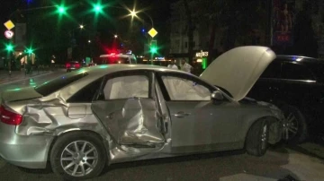 Kadık&ouml;y&rsquo;de aşırı hız yapan ara&ccedil; park halindeki ara&ccedil;lara &ccedil;arptı: 2 yaralı
