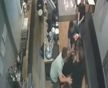 Kadık&ouml;y&rsquo;de kafe &ccedil;alışanına saldıran kişi kamerada