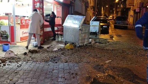 Kadık&ouml;y&rsquo;de kanalizasyon borusu patladı, bir d&uuml;kkan zarar g&ouml;rd&uuml;
