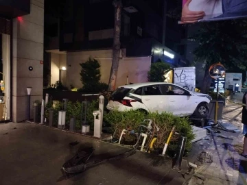 Kadık&ouml;y&rsquo;de kontrolden &ccedil;ıkan ara&ccedil; binanın doğal gaz kutusuna &ccedil;arptı: 2 yaralı
