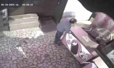 Kadık&ouml;y&rsquo;de kuruyemiş&ccedil;iden dondurma hırsızlığı kamerada
