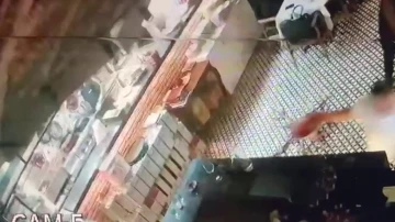Kadık&ouml;y&rsquo;de restoran tavanının &ccedil;&ouml;kme anı kamerada
