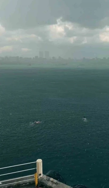 Kadık&ouml;y&rsquo;de sağanak yağmura aldırış etmeden y&uuml;zd&uuml;ler
