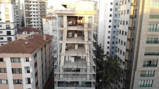 Kadık&ouml;y&rsquo;deki bina kolonlarıyla dikkat &ccedil;ekiyor
